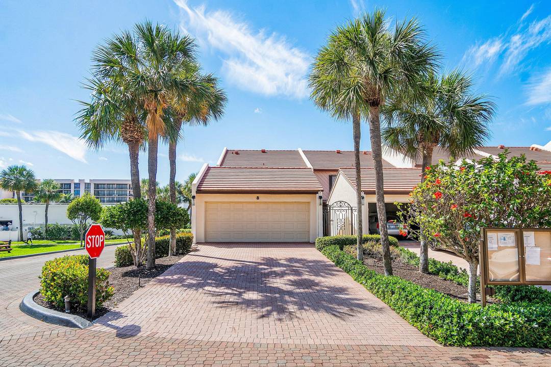 TURNKEY ! Stunning designer renovated townhouse in the coveted Yacht amp ; Racquet Club of Boca Raton.