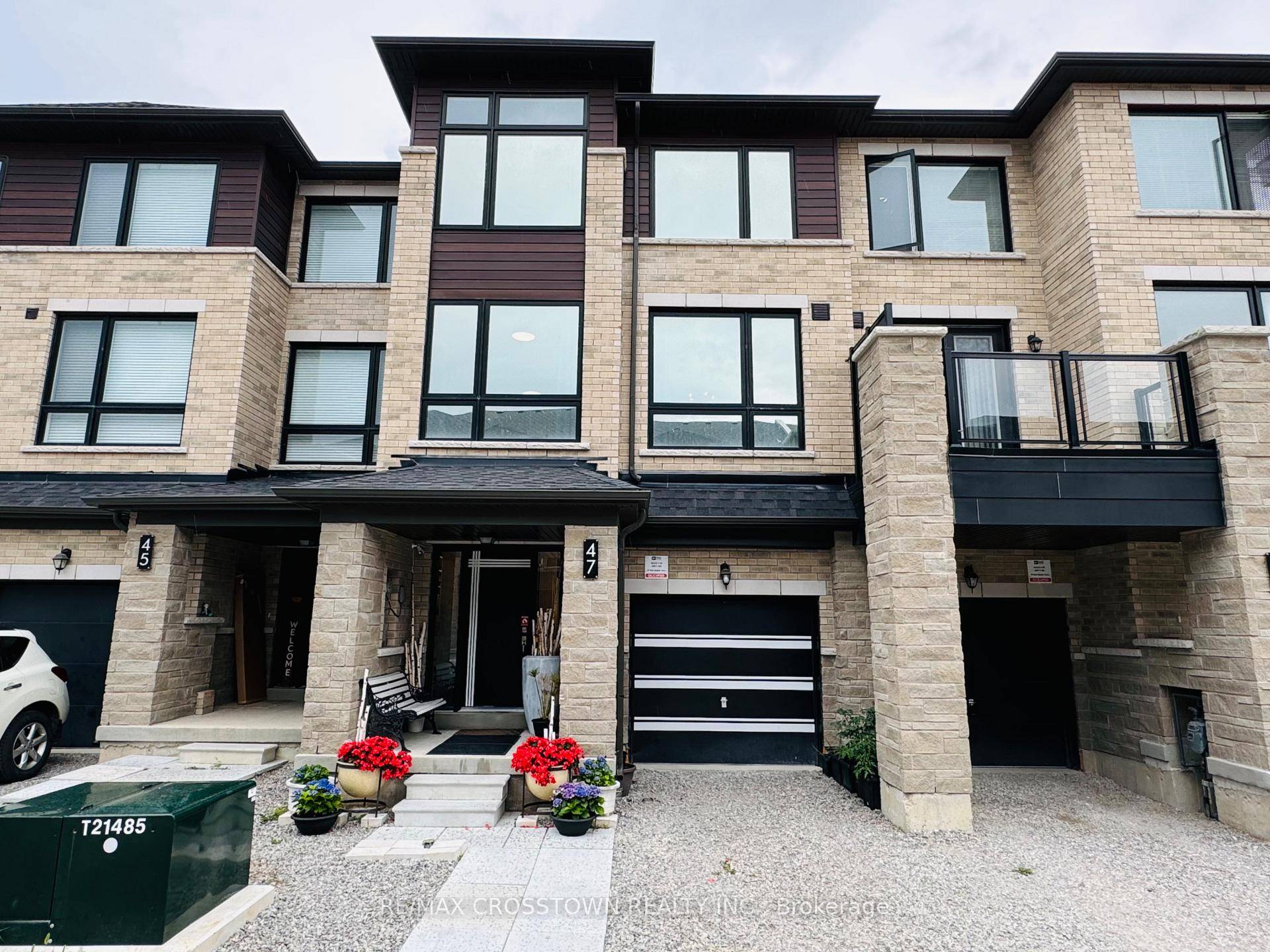 New built 3 bedroom 4 bathroom townhouse in prime location.