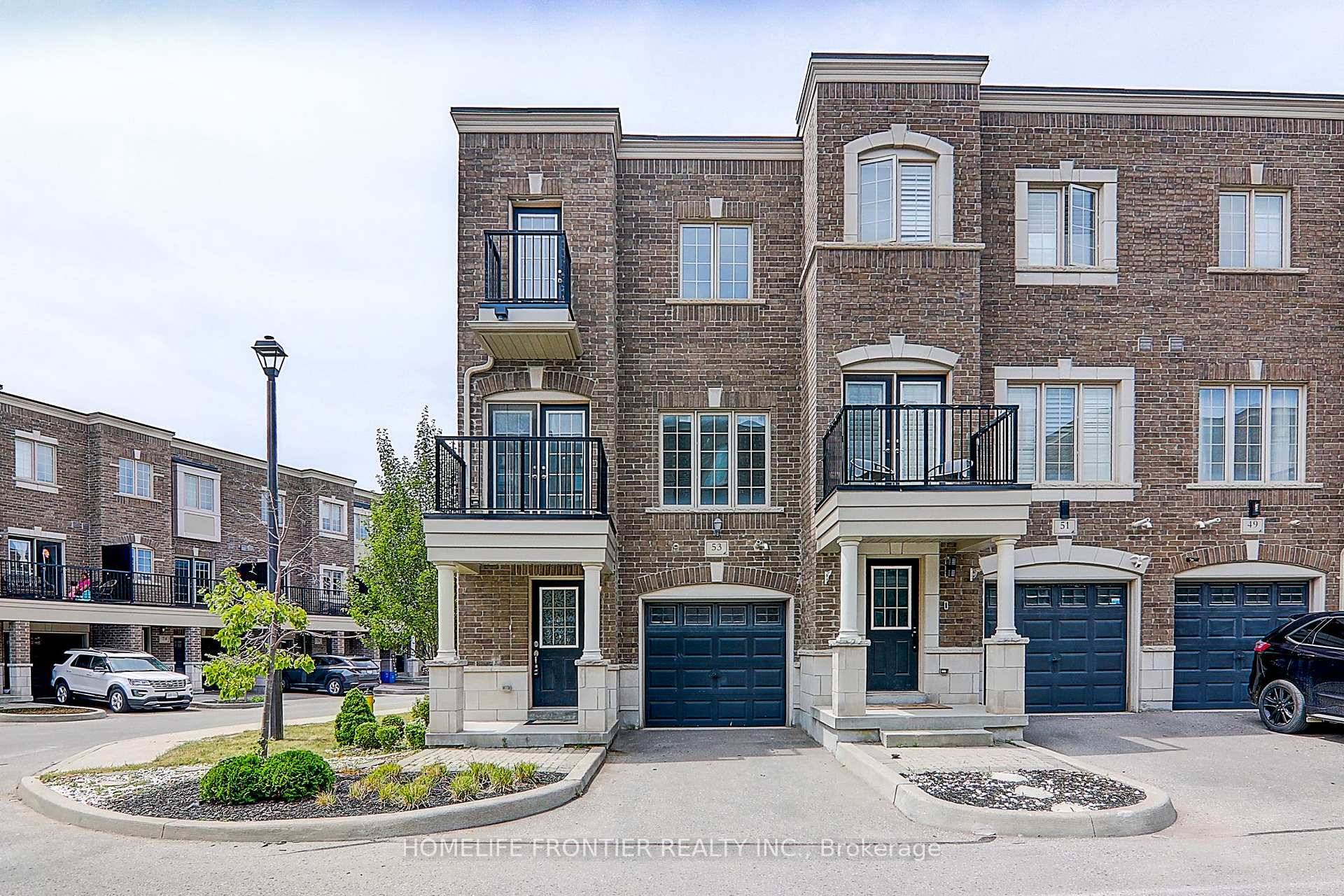 Stunning Modern Townhome in Prime Courtice Location.