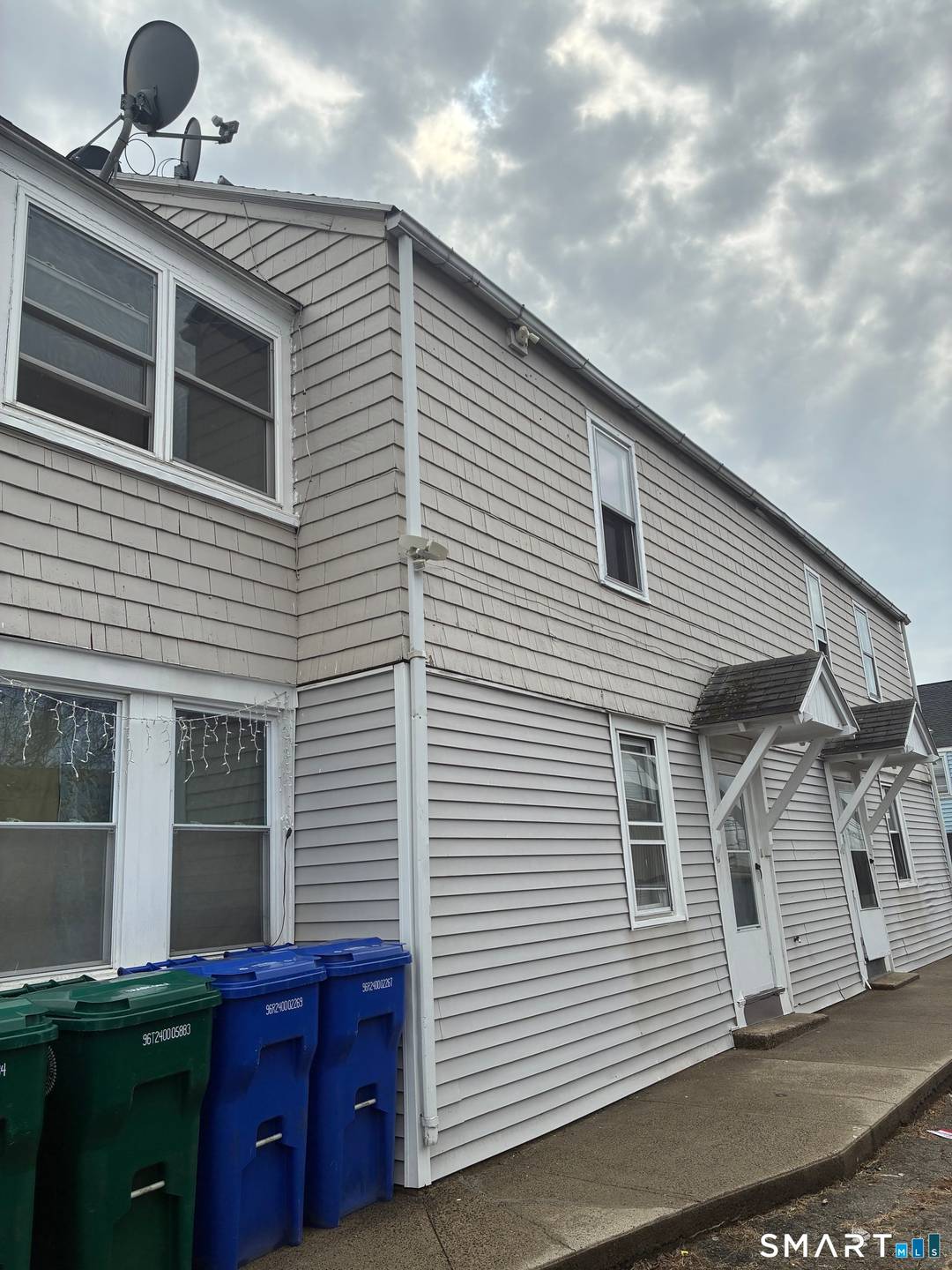 PRICE FOR A QUICK SALE, 3 BEDROOMS ON EACH FLOOR, EAT IN KITCHEN, FINSHED BASEMENT, STORAGE SHED, LARGE ET LONG DRIVEWAY FOR MULTIPLE CARS.