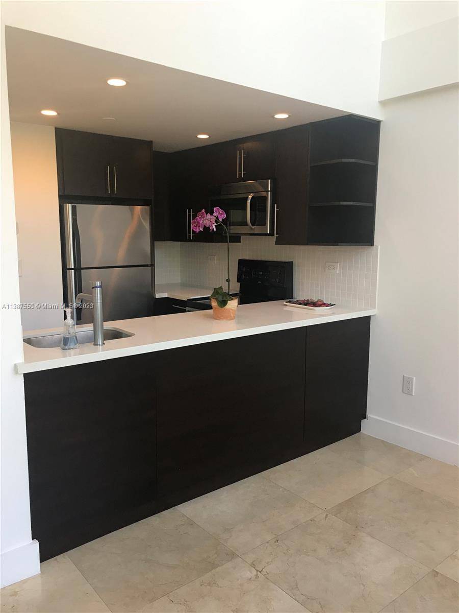 Wonderful Loft in the heart of Coconut Grove, making this unit part of the true live work play urban experience.