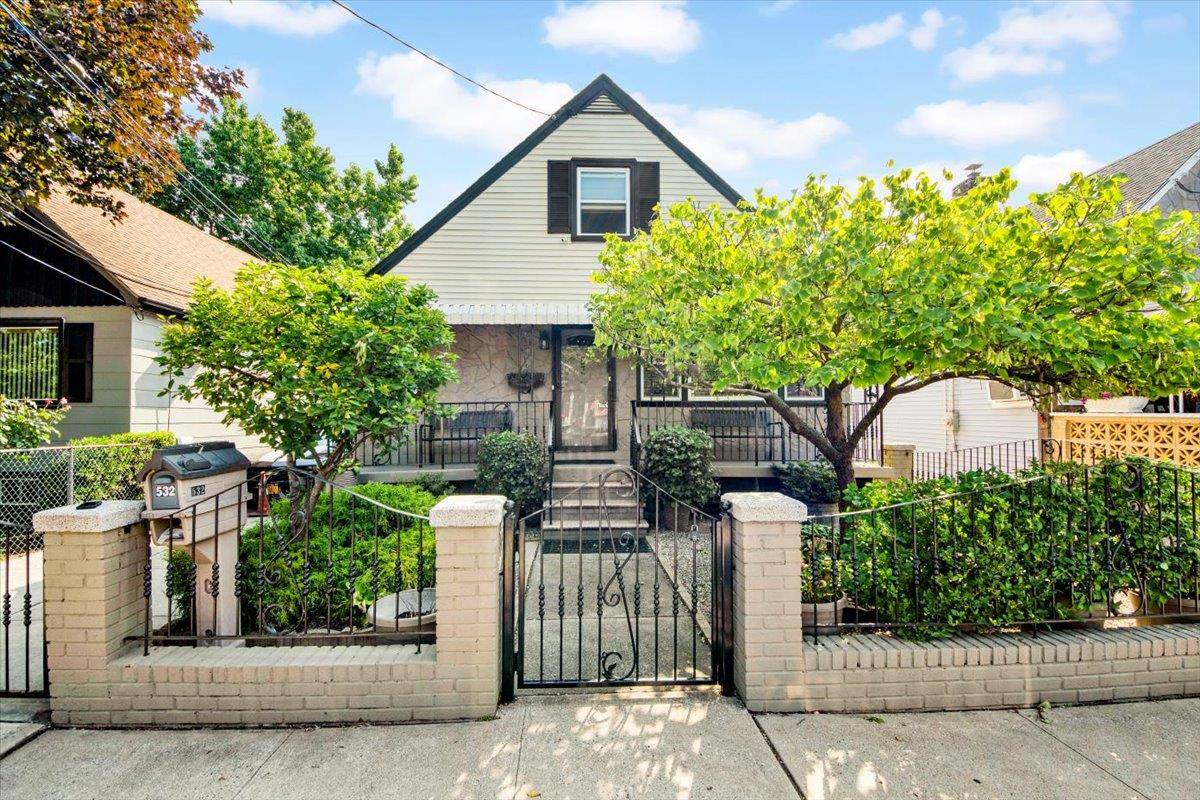 Nestled on a tree lined street in the vibrant neighborhood typically considered part of the Clason Point section of Soundview, is this meticulously maintained detached house ready for you to ...