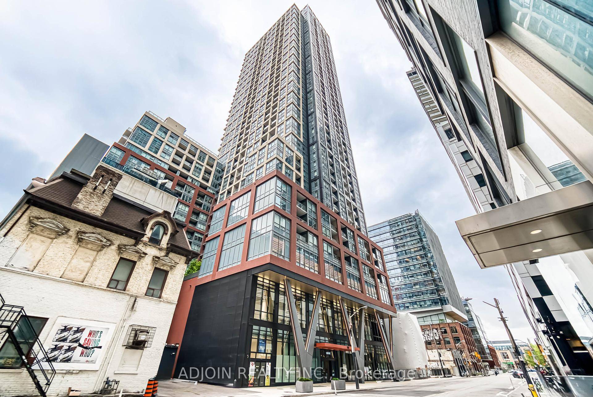Luxurious Modern Condo In A Great Neighbourhood.