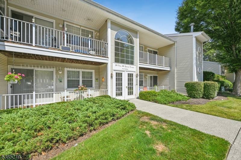 Chic one level condo in sought after Seasons Glen !