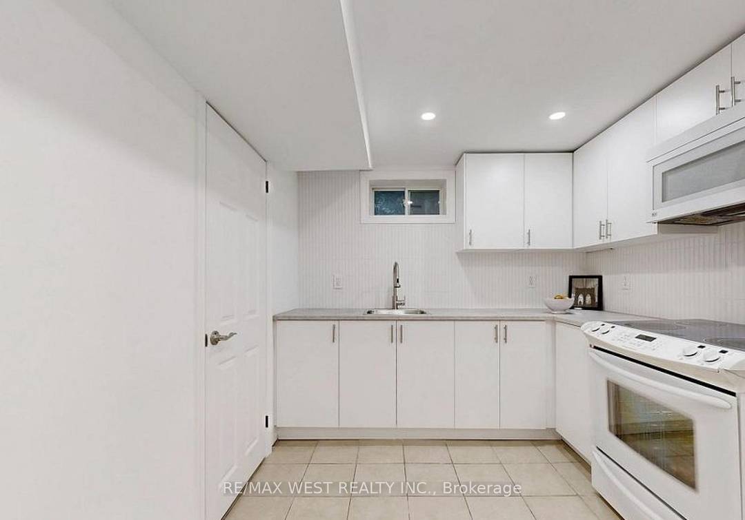 Presenting A Well Appointed Legal Basement Suite In Central Newmarket, Offering 900 Square Feet Of Comfortable Living Space.