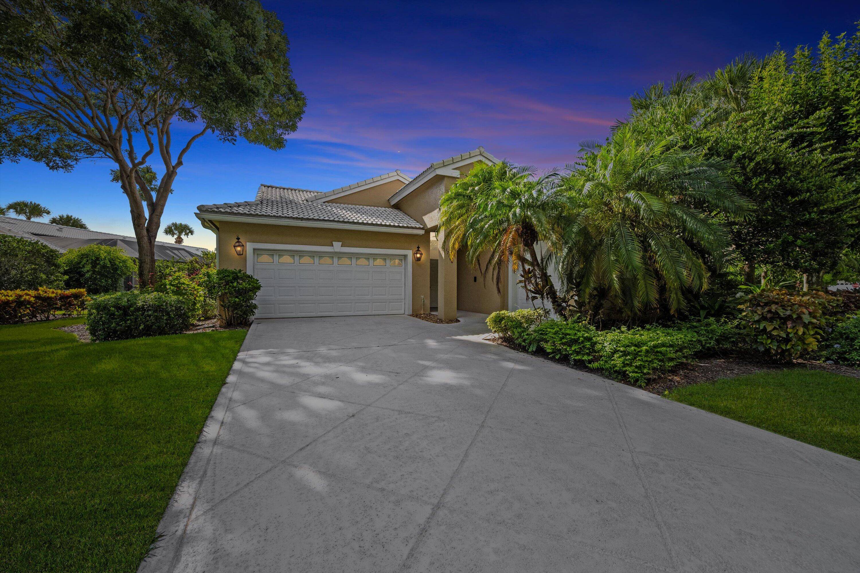 Welcome to luxury living in the highly sought after Bridgegate community of Jonathan's Landing, a gated golf course neighborhood.