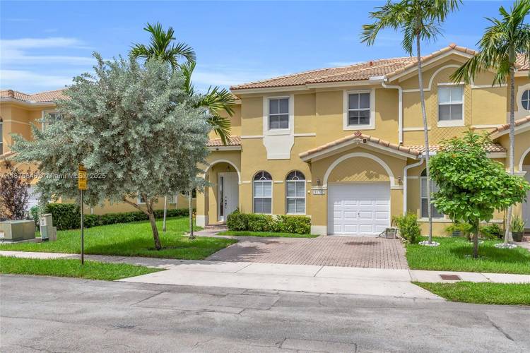 2 story corner townhouse in the desirable Kendall Breeze West community !