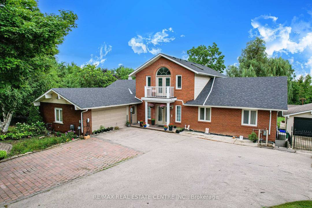Welcome to this exceptional countryside estate within the city, set on a rare 0.