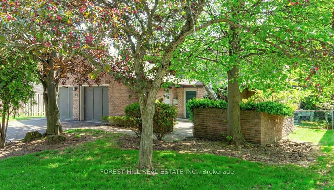 Welcome to 43 Beaverhall Drive, a spacious 4 2 bedroom, 5 bathroom home situated on the largest lot on Beaverhall Drive in a quiet, mature, family friendly neighbourhood.