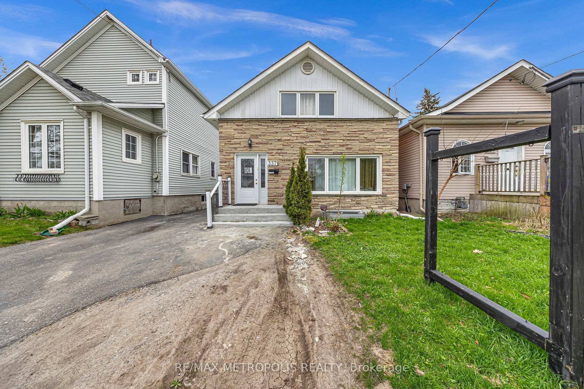 Beautifully Maintained 4 2 Bedroom Home in Prime Oshawa Location !