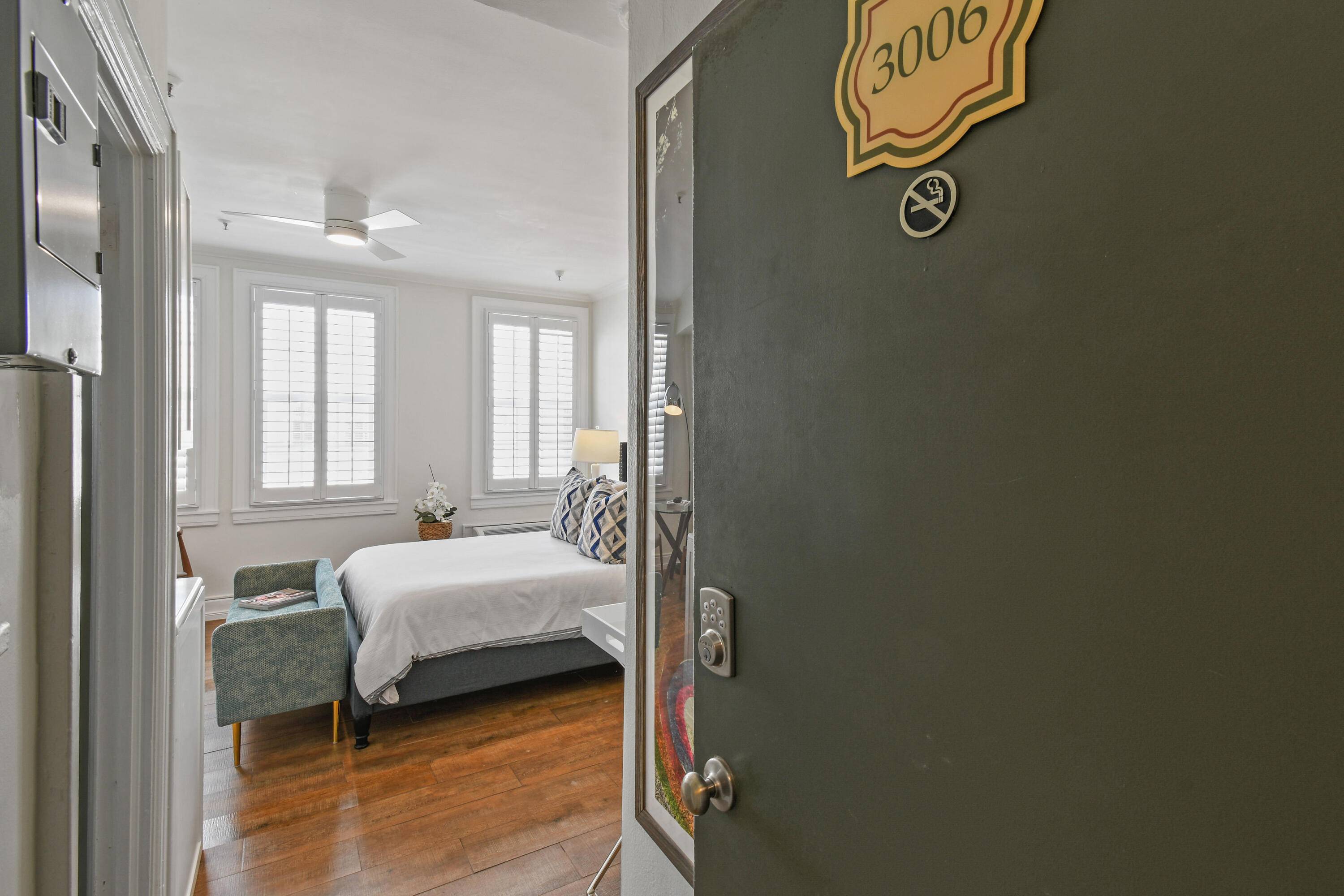 Fantastic newly renovated apartment in the heart of Palm Beach.