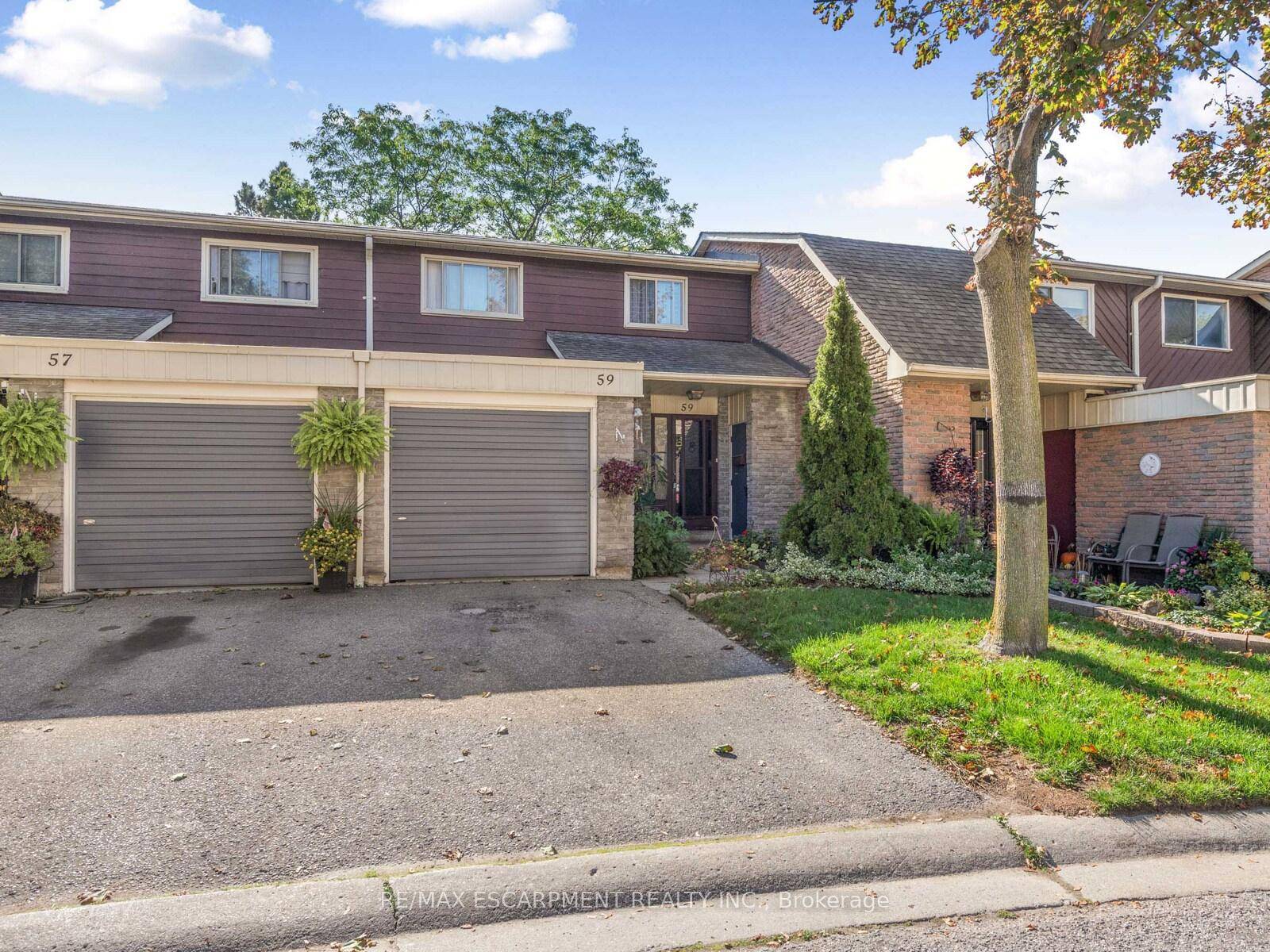 Home Sweet Home ! Enjoy peaceful living in the Seven Oaks Scarborough's community !