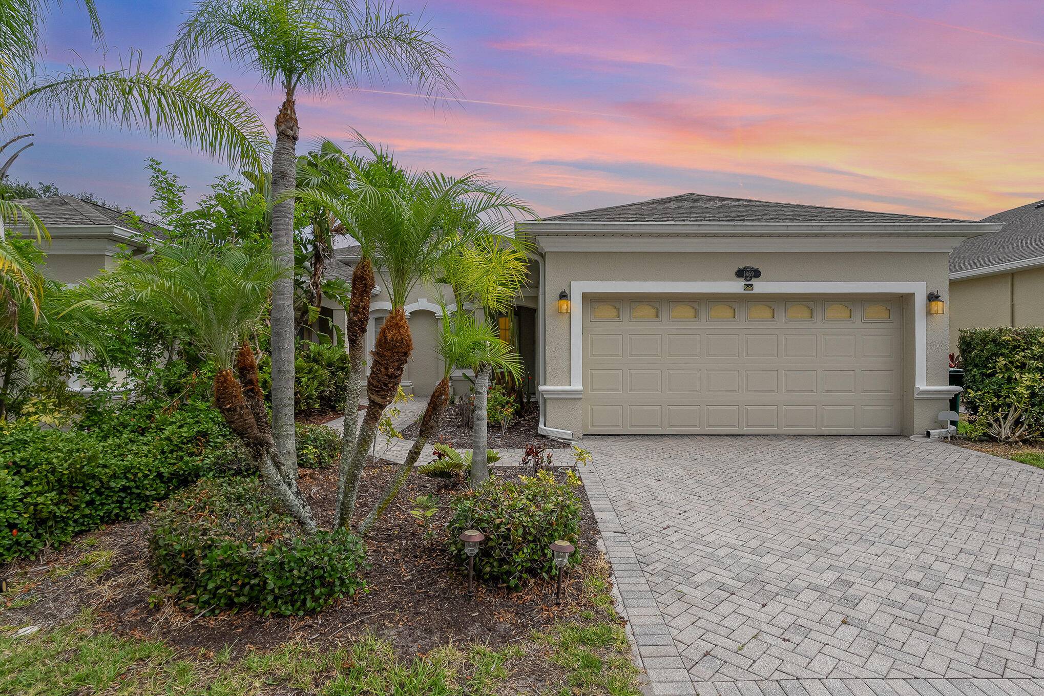 Don't miss this charming 3 bedroom, 2 bath duplex located in the heart of Viera, in the highly desirable resort style gated community of Capron Ridge.