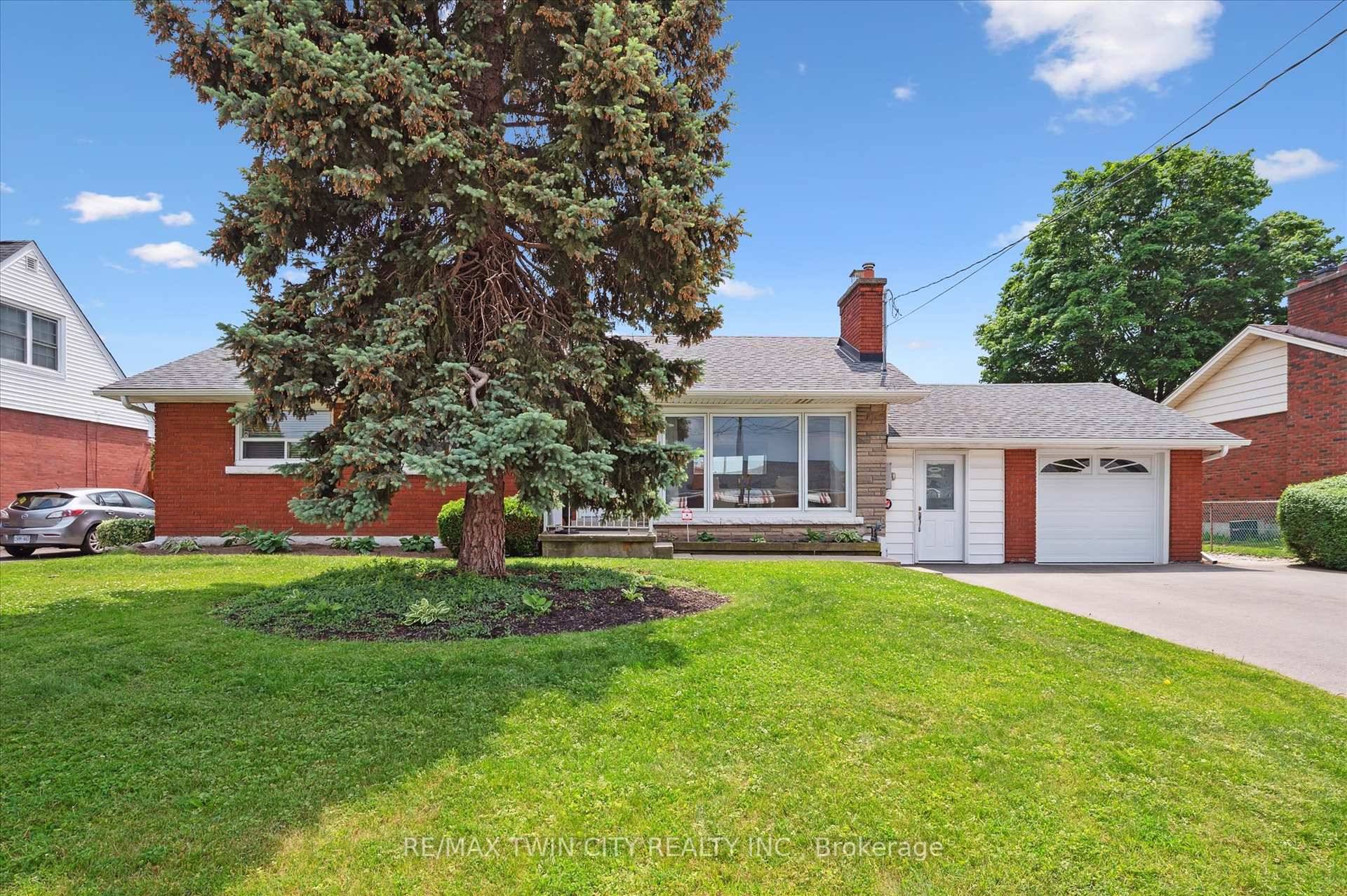 Meticulously maintained bungalow !