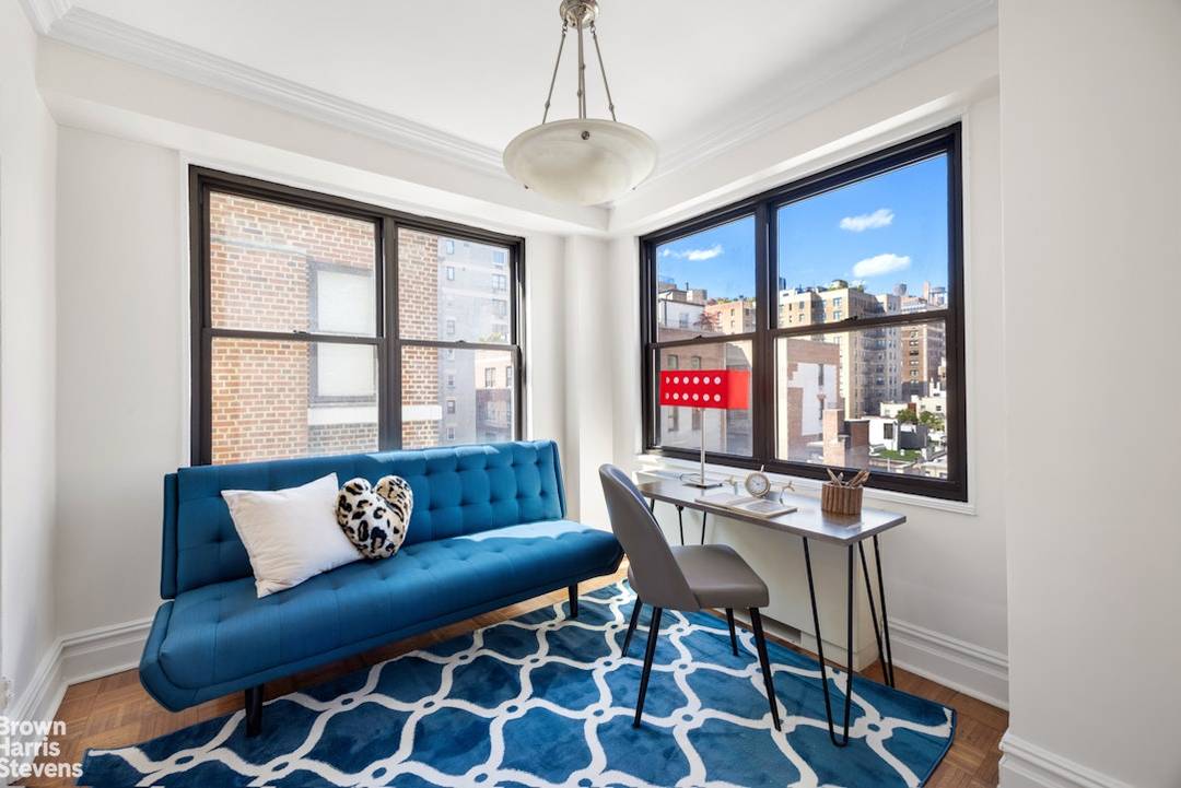 This high floor Carnegie Hill Junior 4 condominium offers open triple exposures, excellent light, and the flexibility to create a true two bedroom layout.