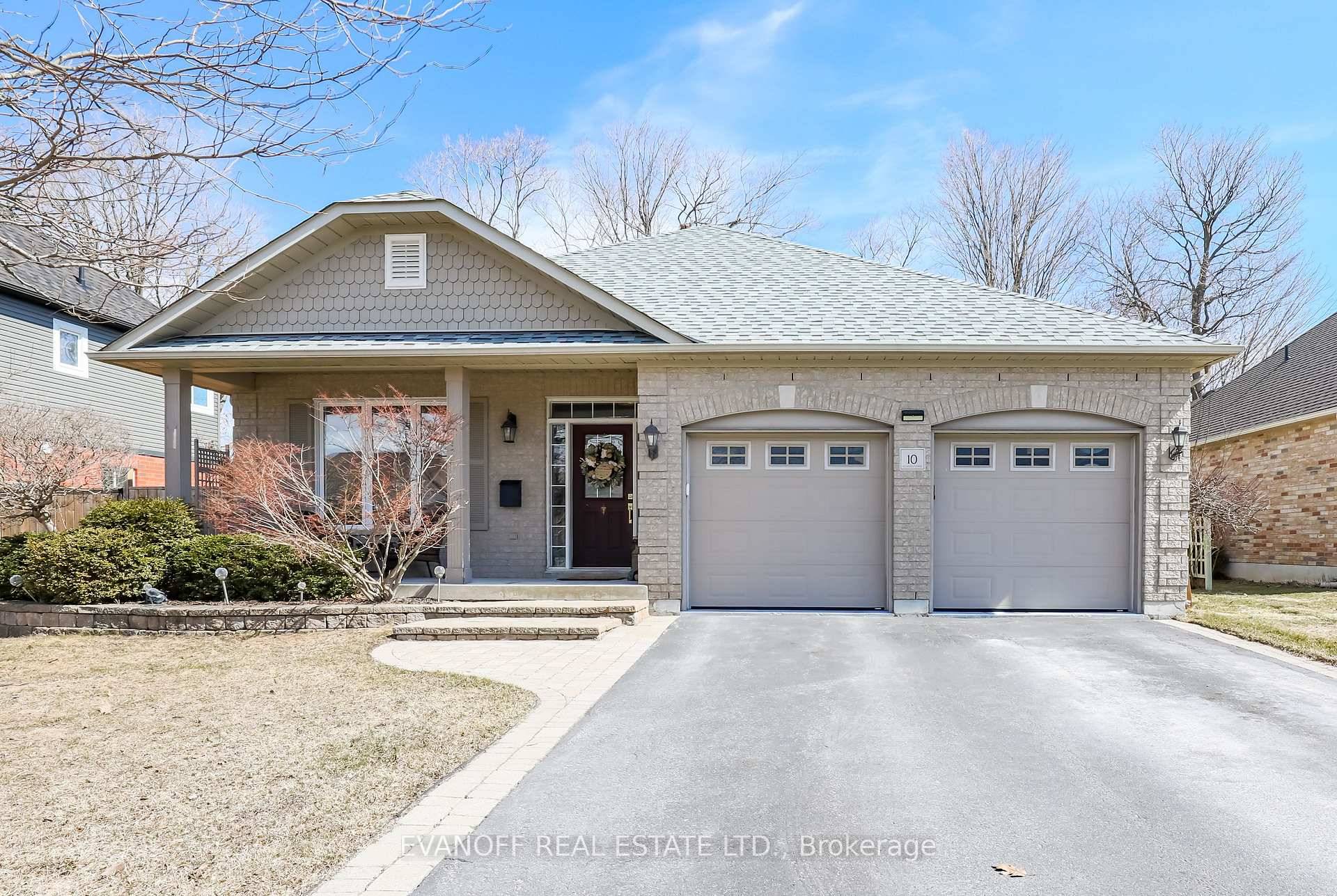 Nestled on a sought after court in Lindsay, this home at 10 Wood Court features 3 1 bedrooms and 3 bathrooms.