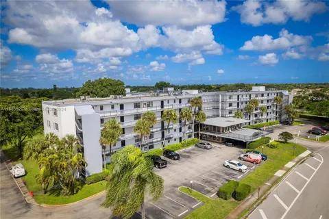 Welcome to this bright, freshly painted 2 bedroom, 2 bathroom condo perfect for families !