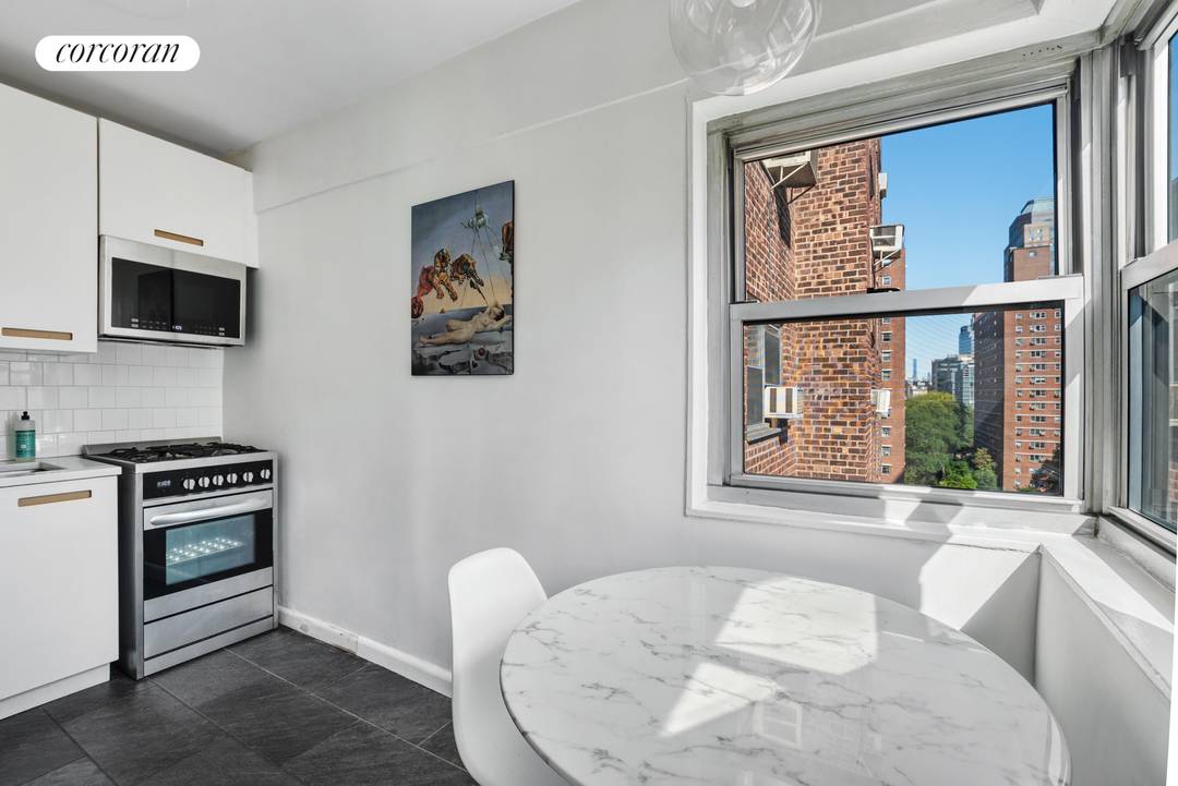 Whether you are looking to plant roots or find a stylish new rental, this sun soaked studio in Concord Village offers the perfect blend of Brooklyn charm and downtown convenience.