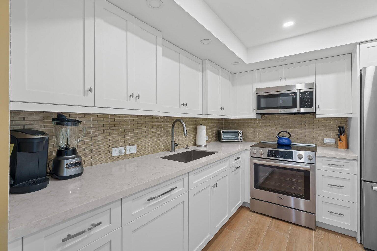 STUNNING 2 BEDROOM UNIT ON THE BEACH !