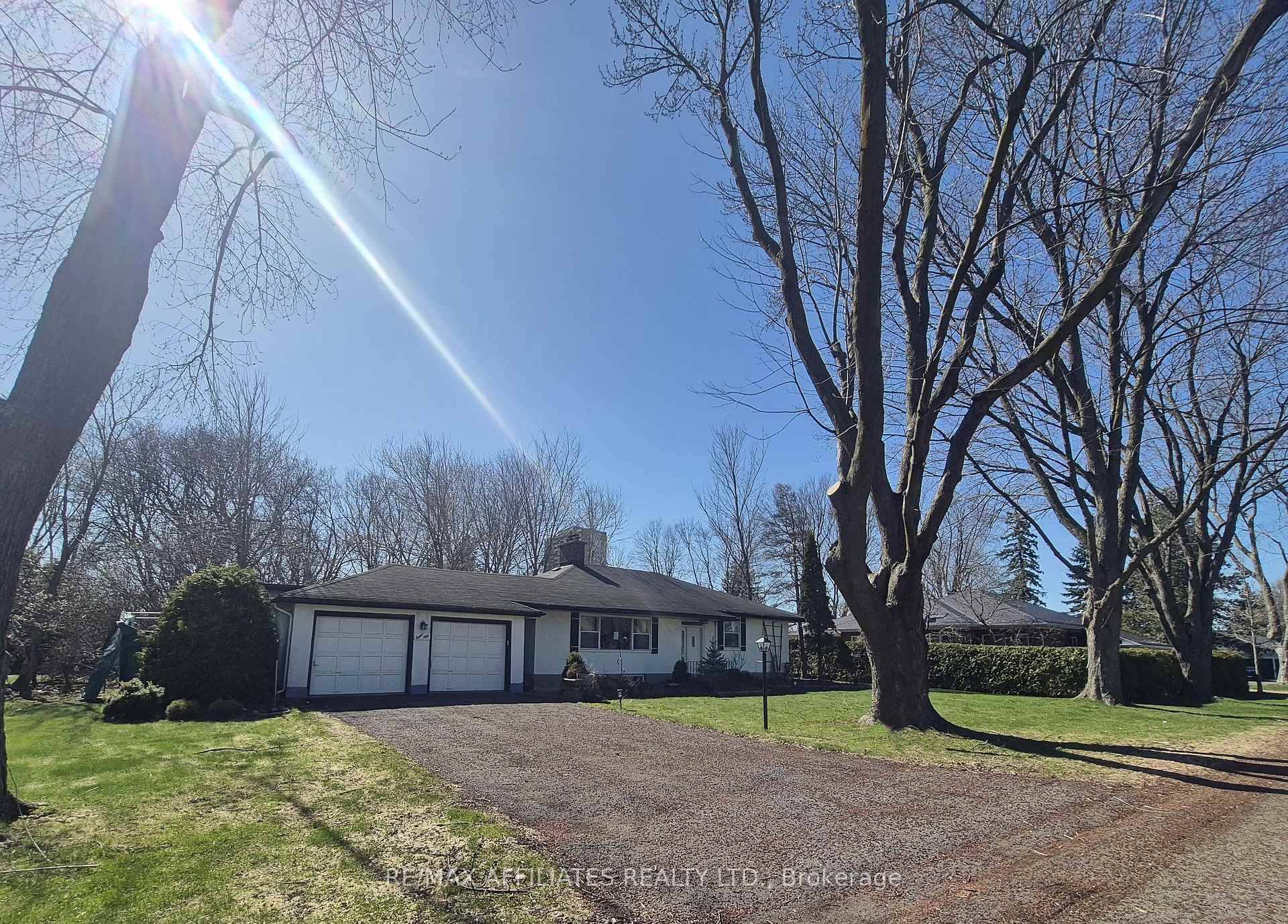 Welcome to this charming 3 bedroom, 3 bathroom bungalow, offering a fantastic opportunity for buyers.
