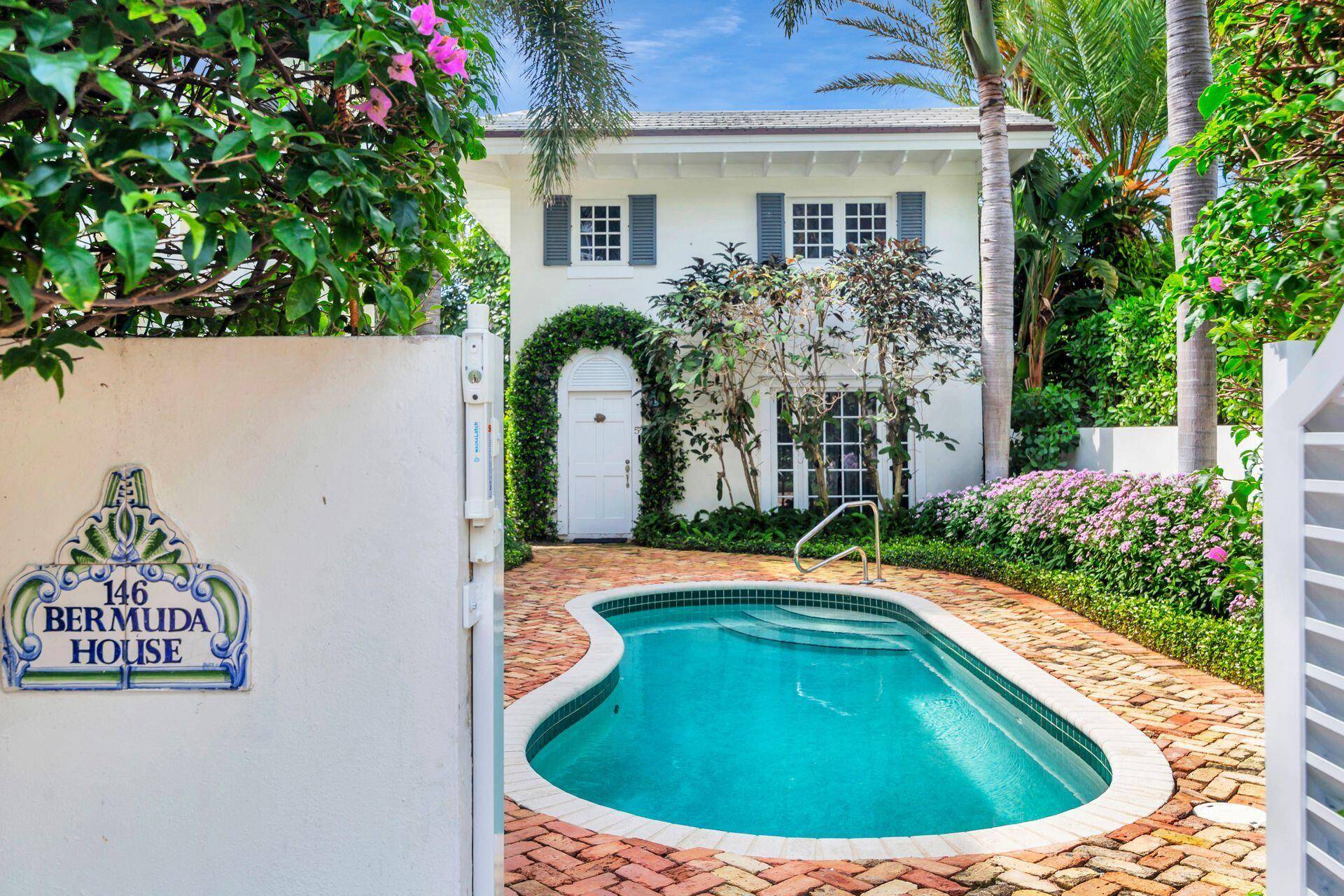Unique charming, fully renovated 2BD 2BA pied a terre just steps from the ocean.
