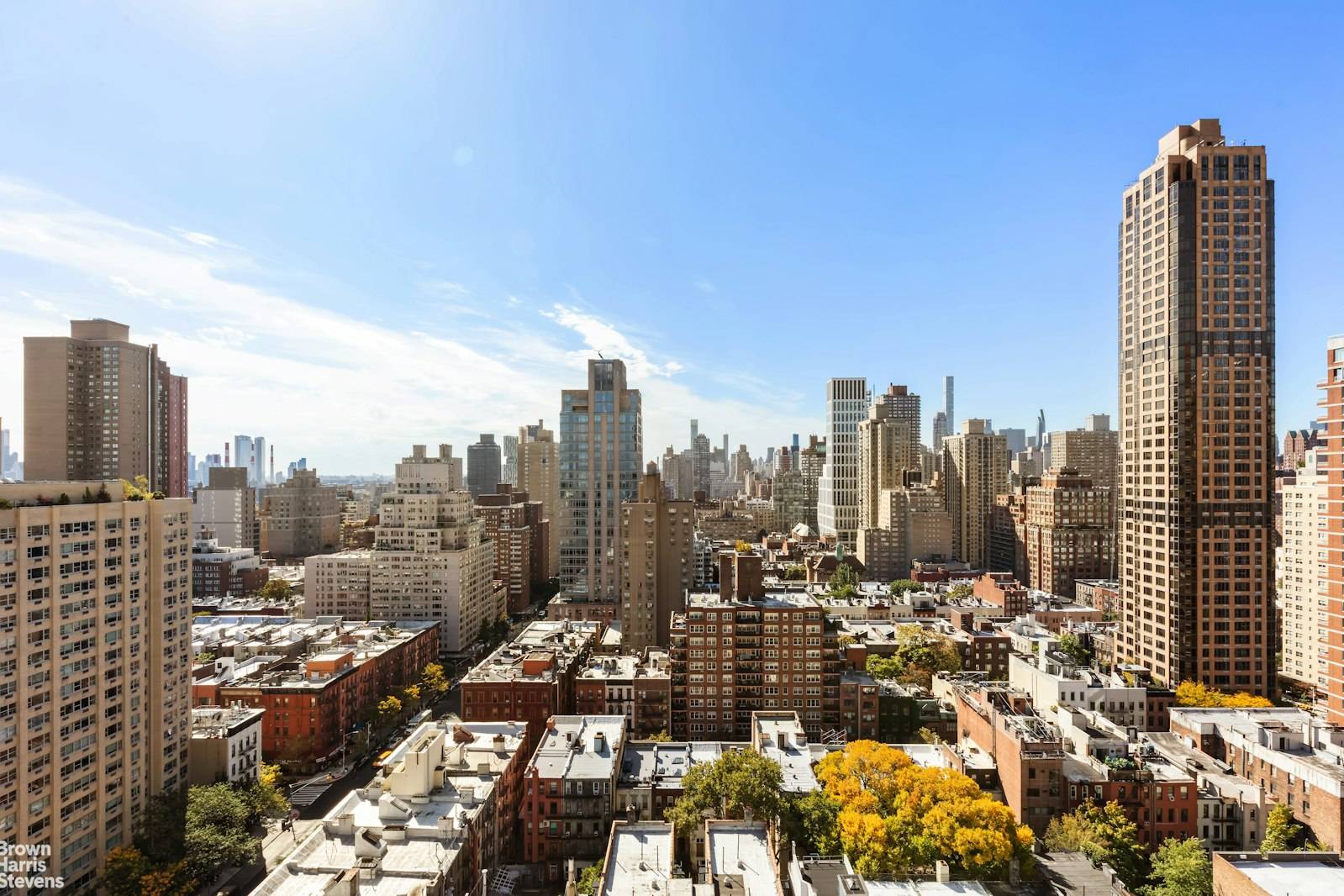 High above the city on the 27th floor of the esteemed co op at 444 East 86th Street sits this sun drenched, south facing, and generously proportioned one bedroom residence.