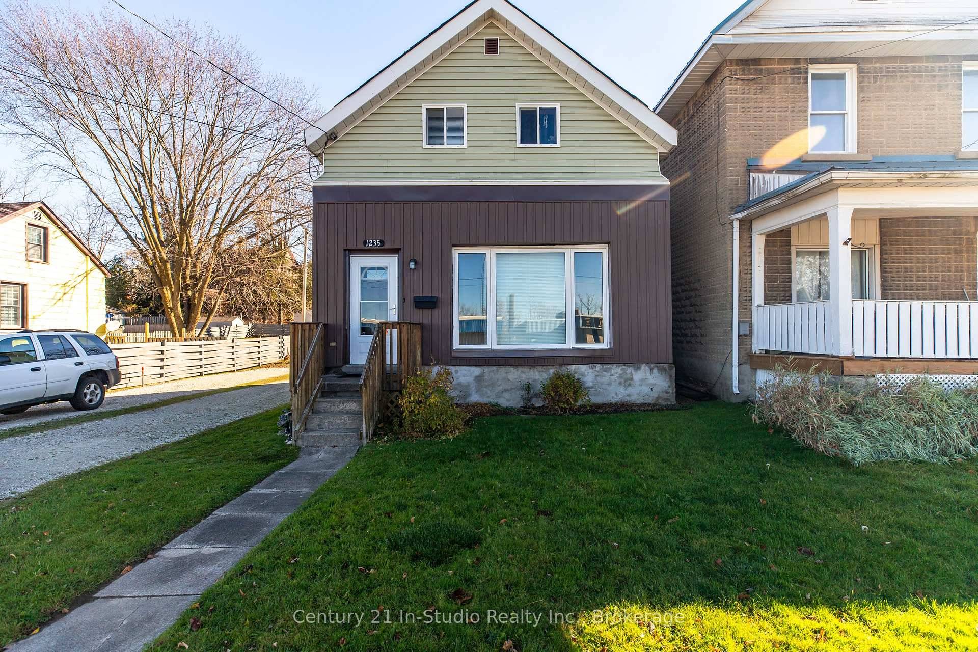 Welcome home to this 3 bedroom, 1 bathroom century home nestled in the heart of a vibrant downtown location with convenient access to shopping, restaurants, the harbor and parks, all ...