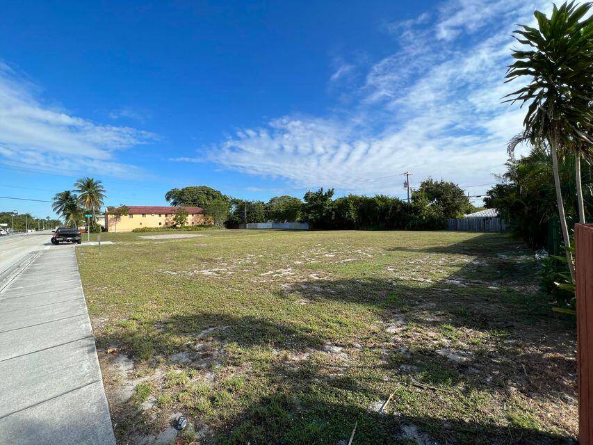 This Lot is being offered together with the adjacent lot 1532 S Federal Hwy.