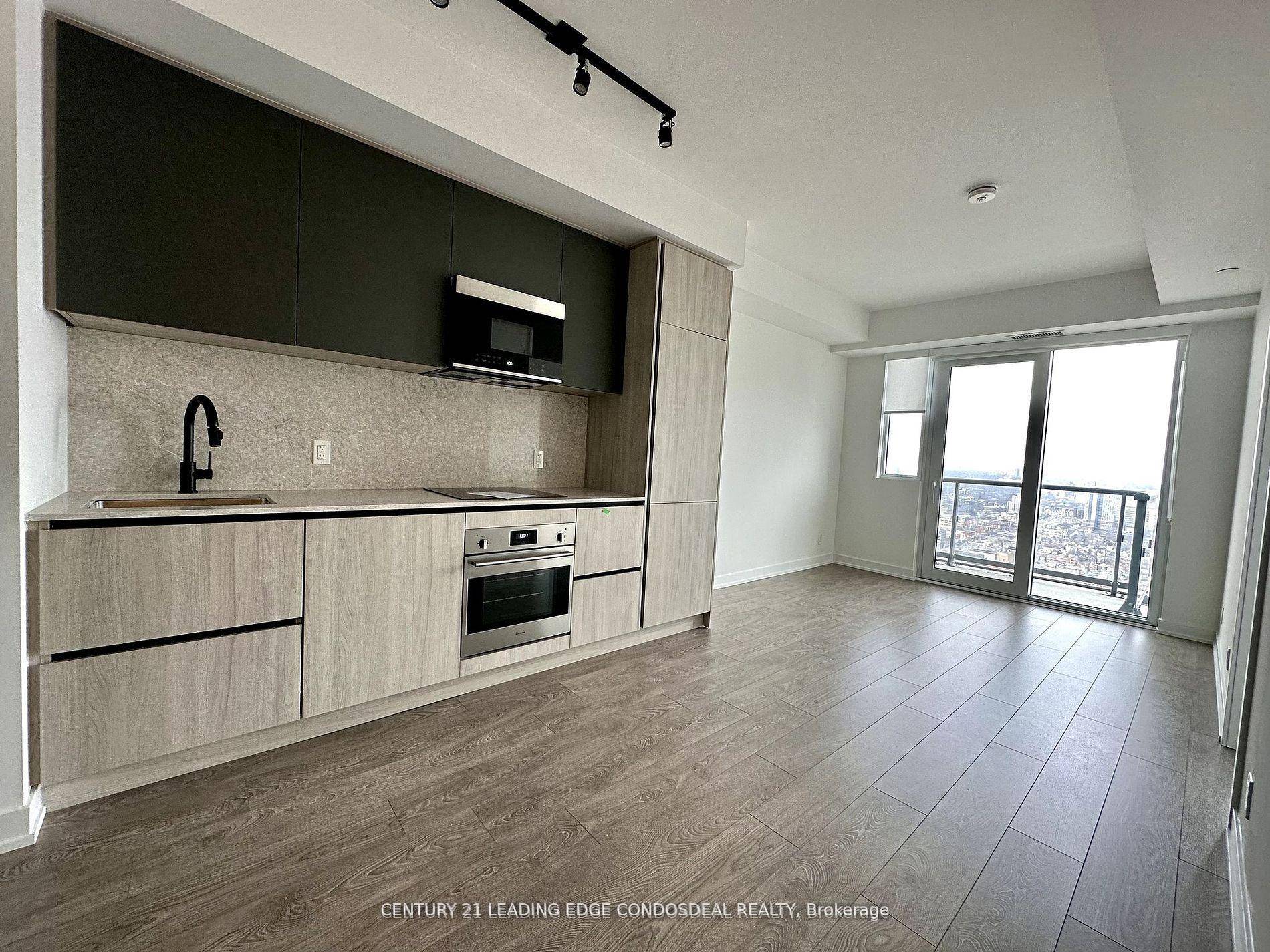 Experience the pinnacle of urban living in this 2 bedroom, 2 bathroom suite with stunning, unobstructed city views.