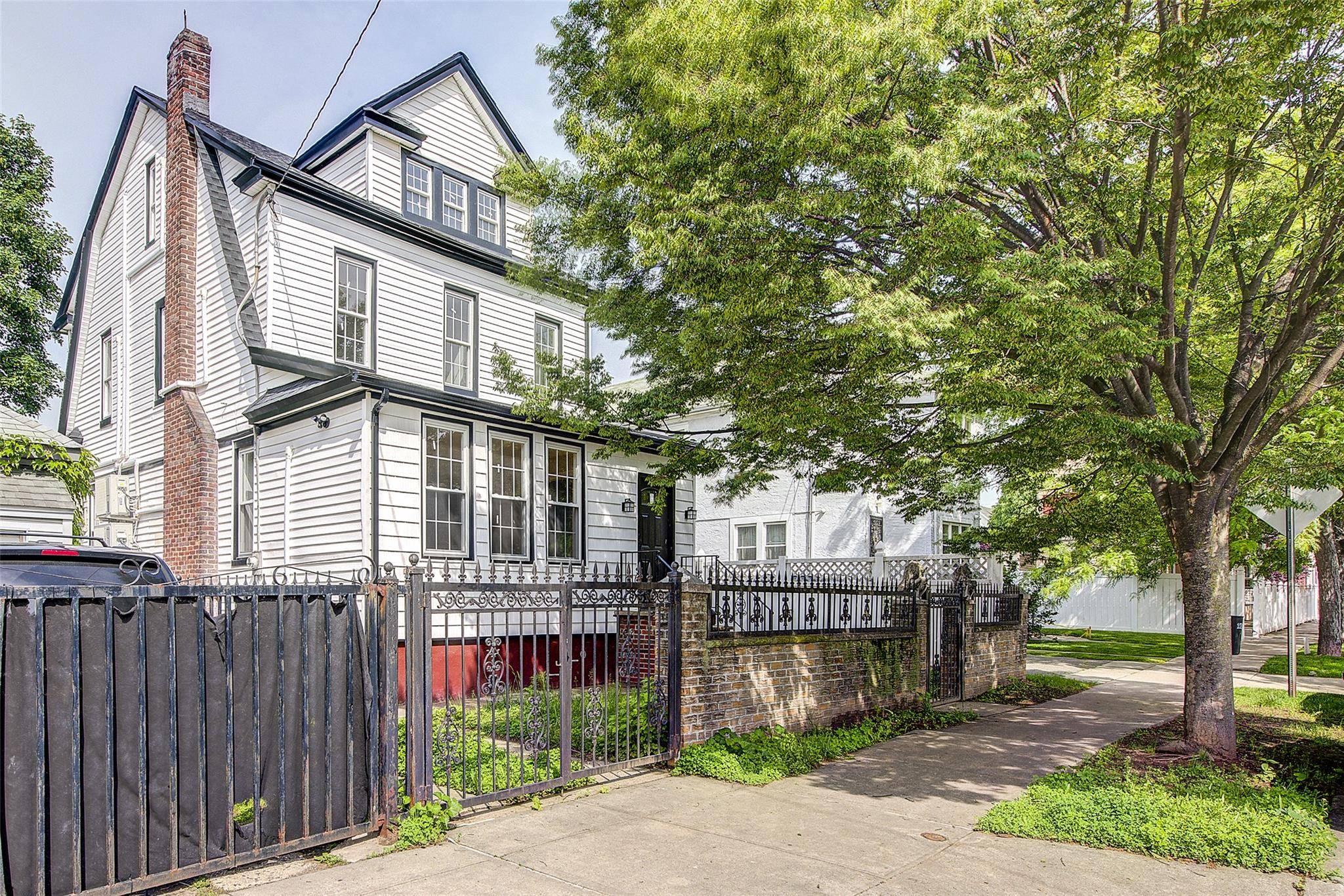 Do not miss out on the opportunity to invest in this beautifully newly renovated one family house with a mother daughter concept.