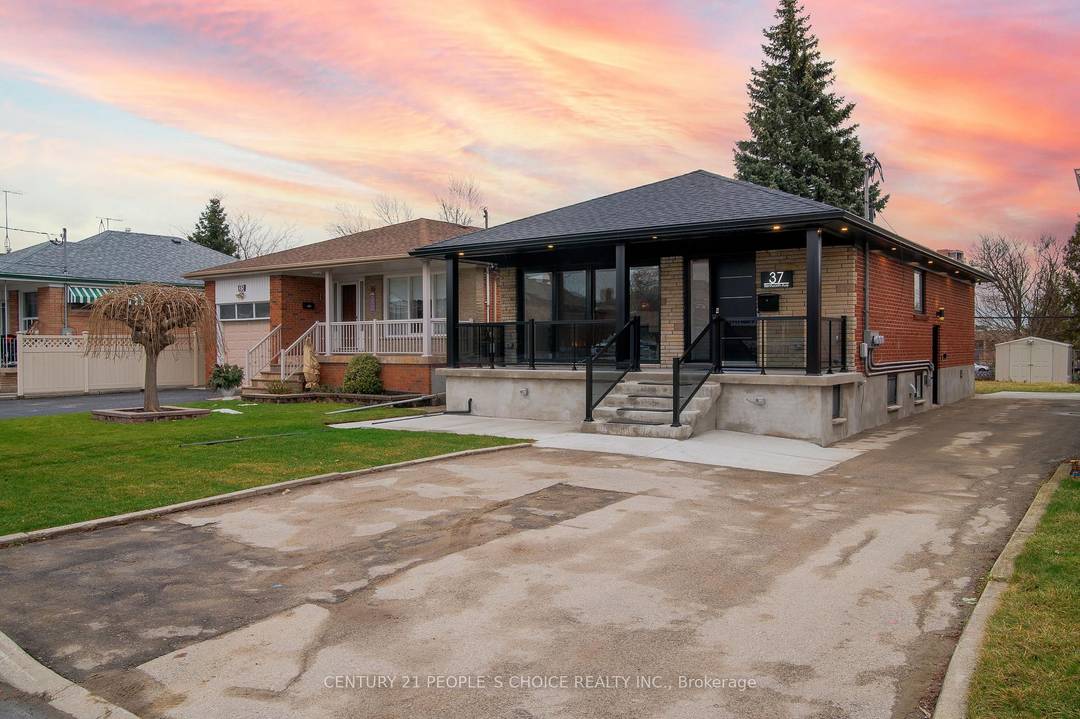 Prime opportunity in the sought after Yorkdale neighbourhood !