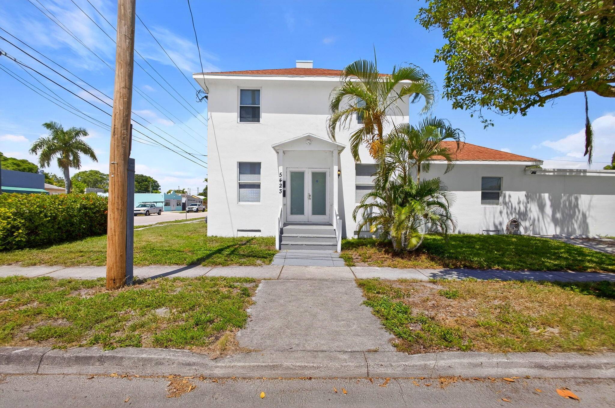 Come see this beautiful Triplex in the desirable Southend !