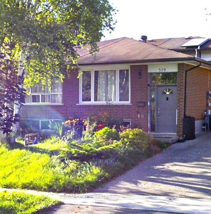 Welcome to this beautifully renovated upper unit featuring two spacious bedrooms and a modern 3 piece bathroom.