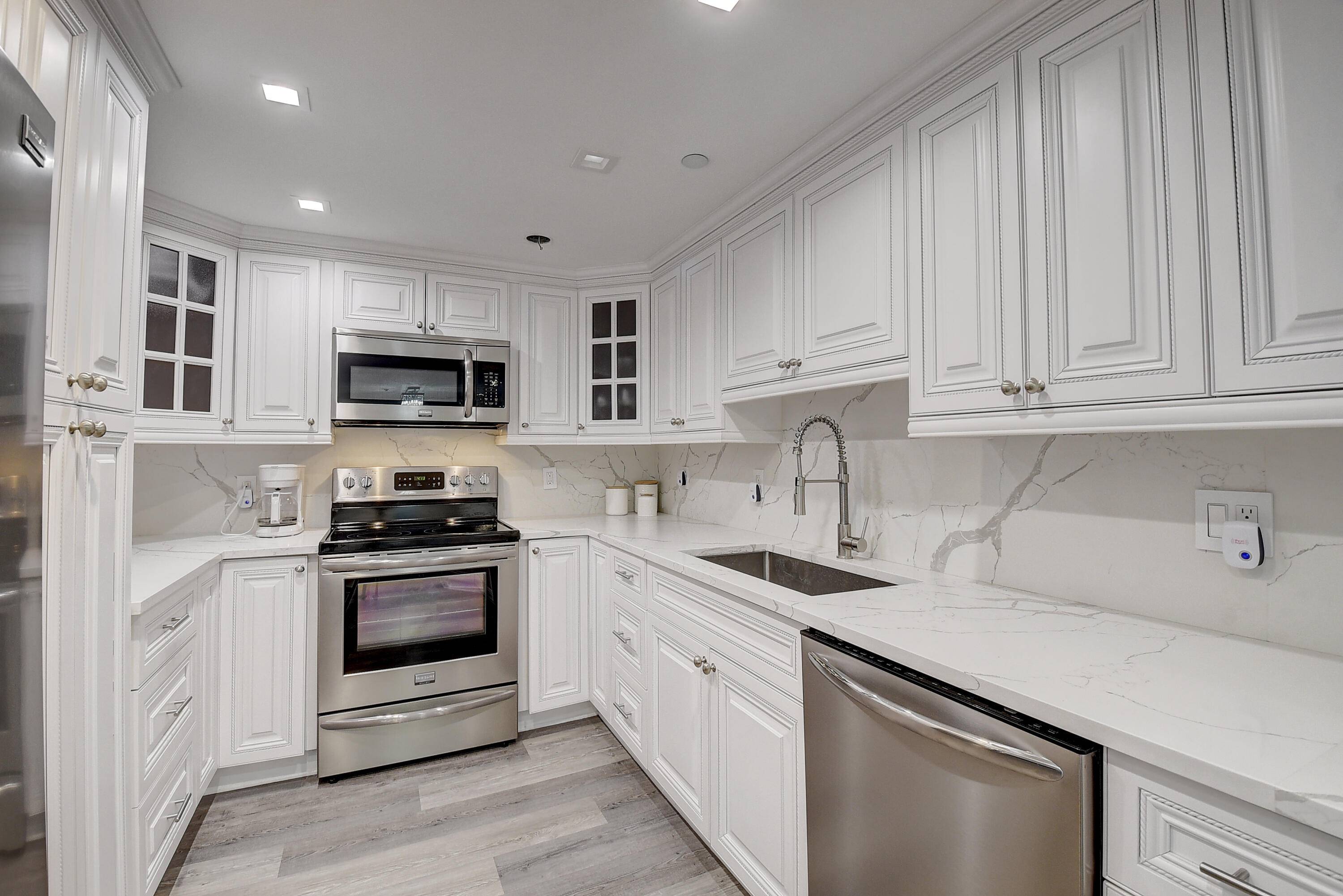 SELLER MOTIVATED ALL OFFERS WILL BE CONSIDERED BEAUTIFULLY RENOVATED CONDO IN THE VERY DESIRABLE ''E'' BUILDING 2 BEDROOM 2 BATH FACING THE MARINA BOATS LAMINATE FLOORING THROUGHOUT STAINLESS STEEL APPLIANCES ...