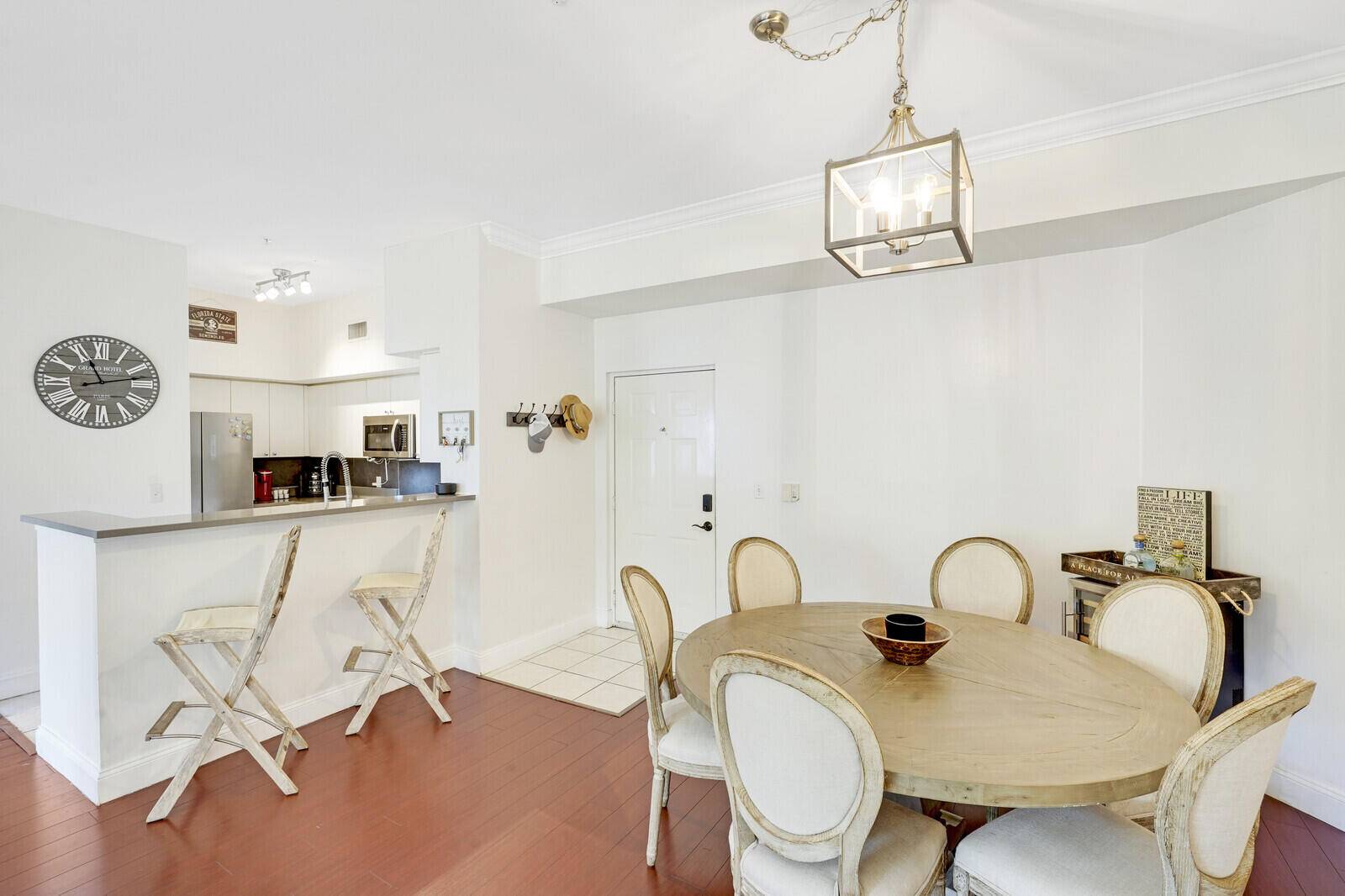 Step into luxury and convenience with this fully furnished and turnkey condo, perfect for equestrian enthusiasts or savvy investors !