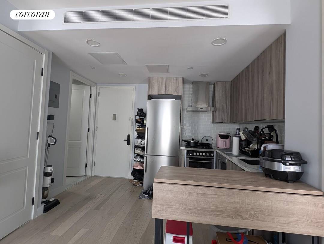 Gorgeous south facing 2 bedroom, 2 bathroom with luxurious finishes in a new building built 4 years ago and still has a tax abatement 20 years !