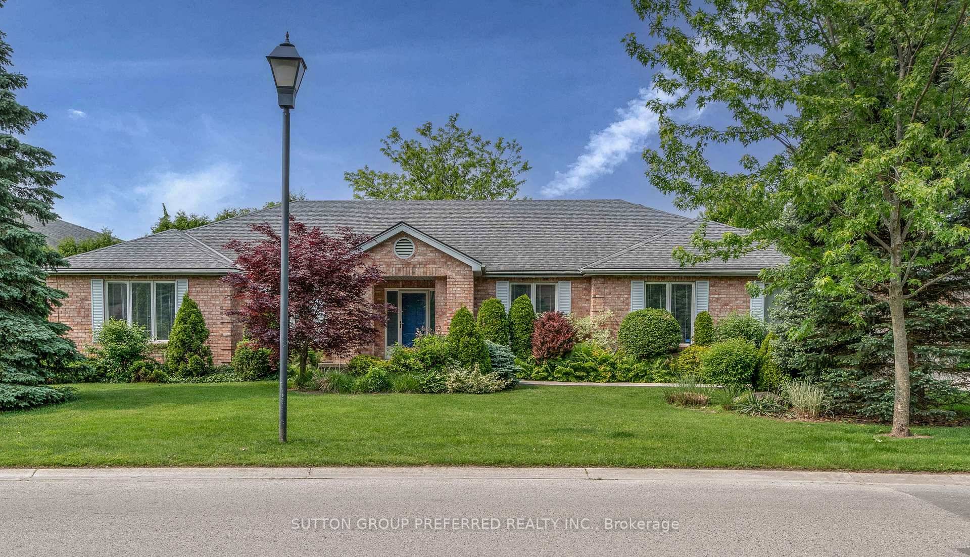 1 Highland Woods Court is in one of the most prestigious neighbourhoods in London, Ontario !