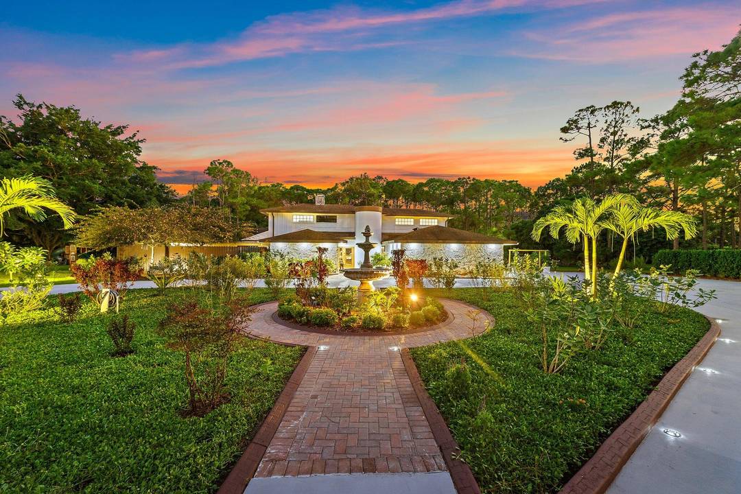 Welcome to a truly rare offering a stunning 5.