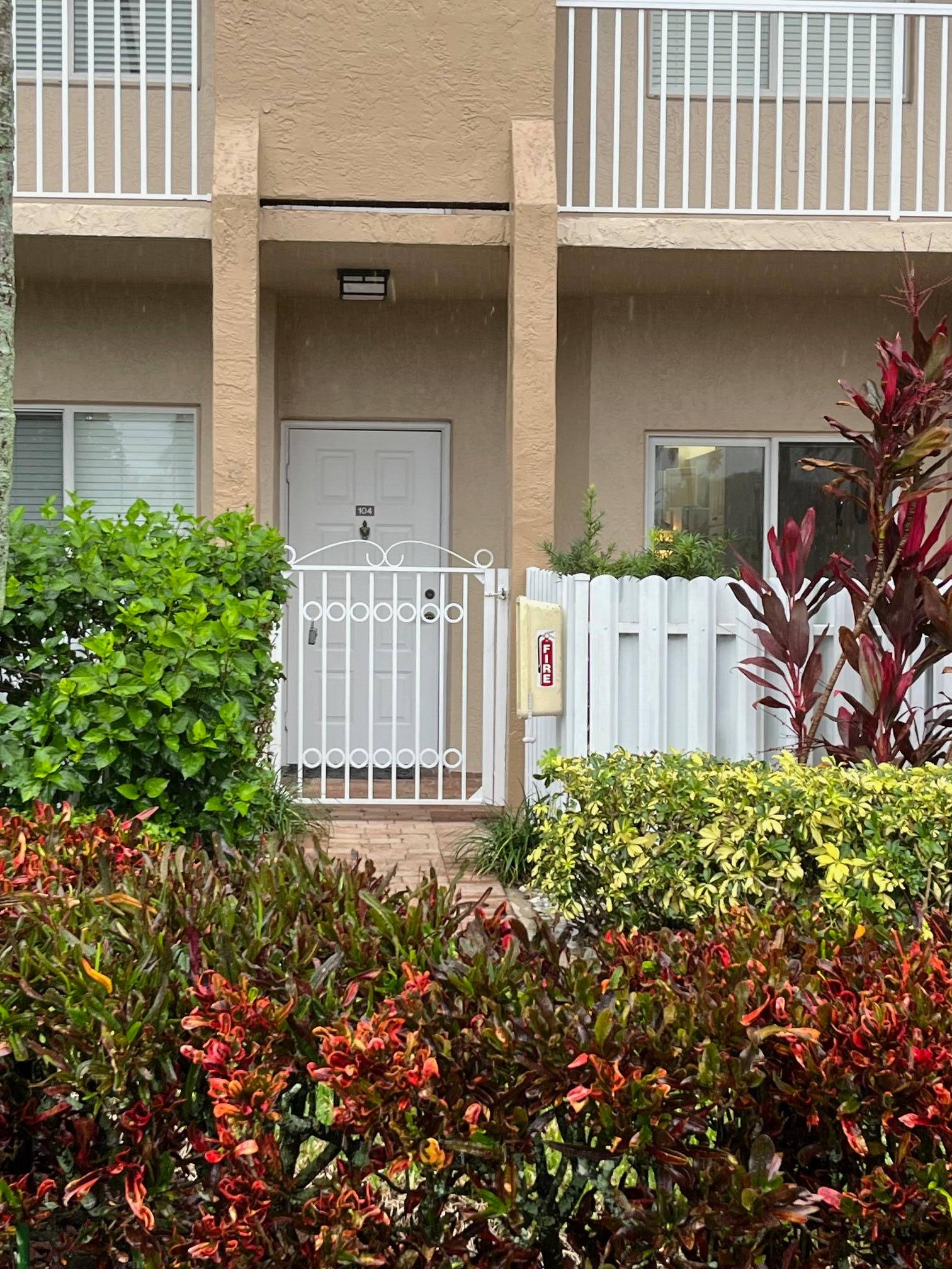 Large Split 2BR 2 bath Garden unit in Active 55 Adult Community In Southampton Kings Point w entrance through private fenced courtyard, High Ceilings, Large bedrooms have walk in closets, ...
