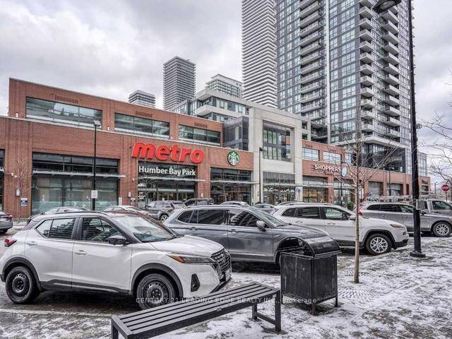 Upper Floor, Spacious Condo with Amazing Views of the Lake, Parks, And the City.