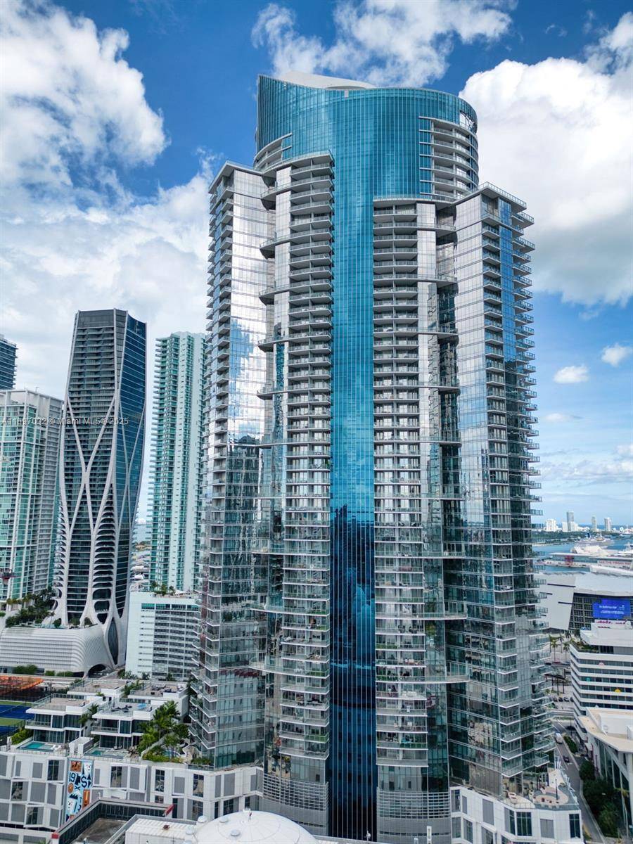 Welcome to Paramount Miami Worldcenter, where luxury meets lifestyle in the heart of downtown Miami.