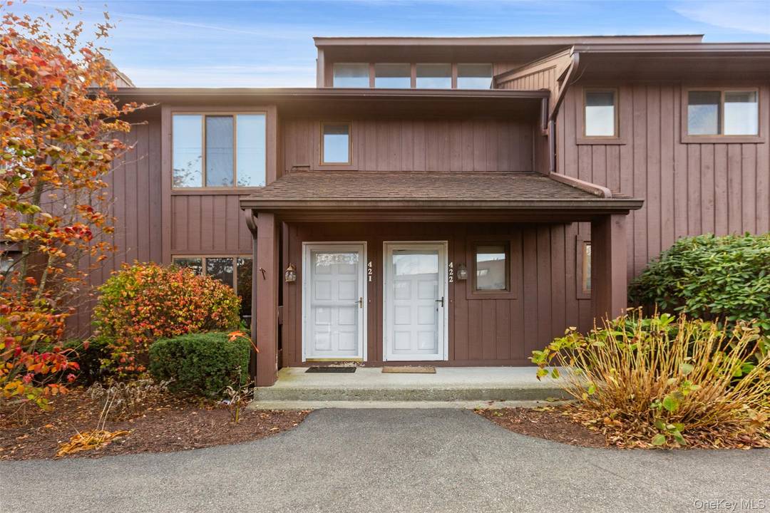 Welcome to Lakeside Colony where lakeside living is right at your doorstep.