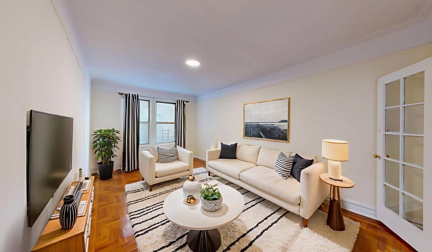 AVAILABLE IMMEDIATELY Sprawling 2 bedroom amp ; 2bathrooms with Eat in kitchen.