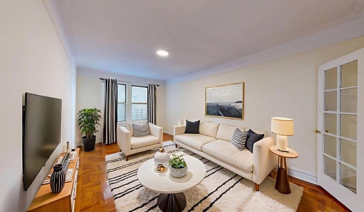 AVAILABLE IMMEDIATELY Sprawling 2 bedroom amp ; 2bathrooms with Eat in kitchen.