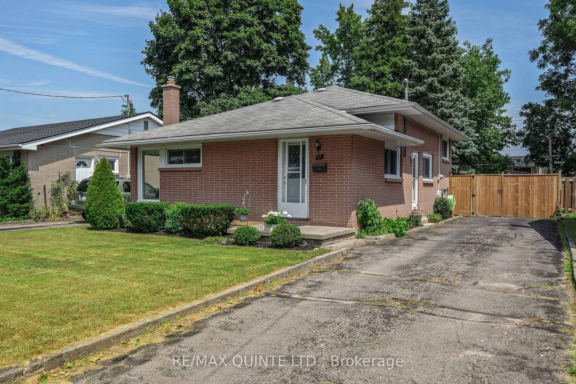 Charming Backsplit Bungalow in East Belleville Discover this 3 bedroom, 2 bathroom backsplit bungalow, featuring hardwood floors throughout and a renovated bathroom 2021.