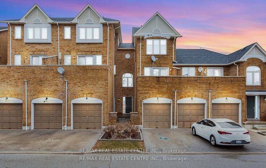 Beautiful 3 story townhouse located in prime Mississauga location, great layout 3 bedrooms, two bathrooms, open concept dining and living room with direct access to the balcony patio that adds ...