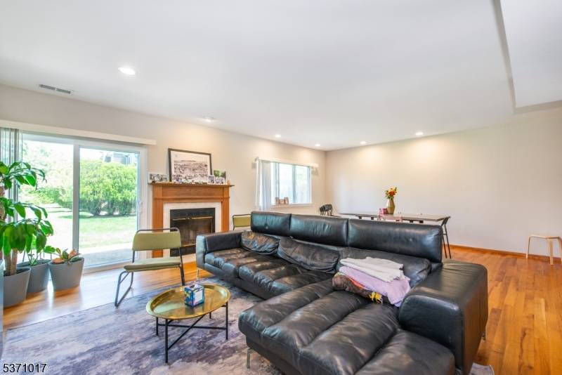 UPDATED TOWNHOUSE, 3 bedrooms, 2.