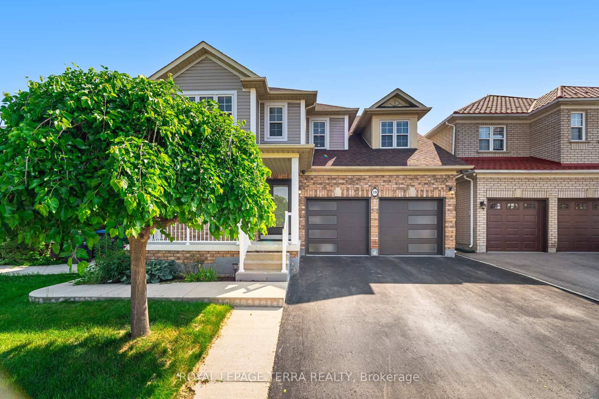 Immaculate Upgraded 4 Bedroom Detached Home on a Premium 40ft Lot !