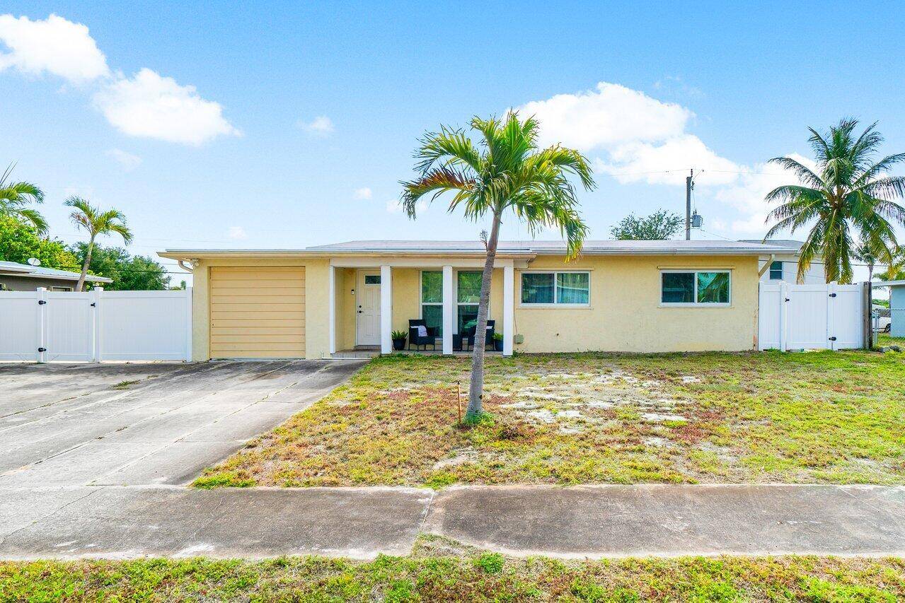 Welcome to this stunning Lantana Heights home, perfectly designed for comfortable living and entertaining.