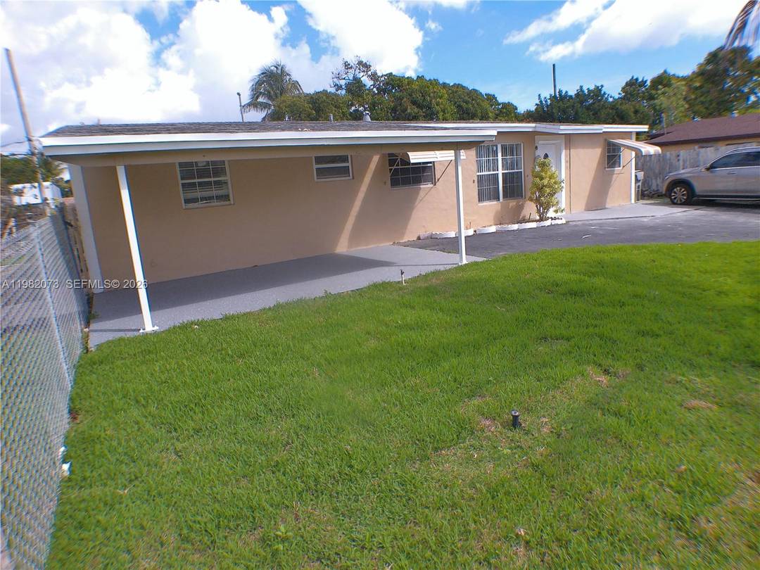 BEAUTIFUL PROPERTY COMPLETELY REMODELED LOCATED IN THE QUIET NEIGHBORHOOD.